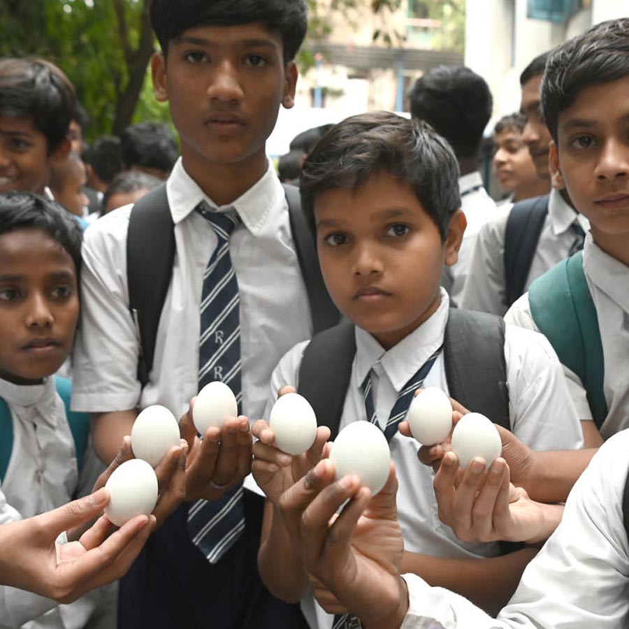 মিড-ডে মিলে পাতে শুধুই ডিম। বুধবার, এস এন ব্যানার্জি রোডের রানি রাসমণি হাই স্কুলে।