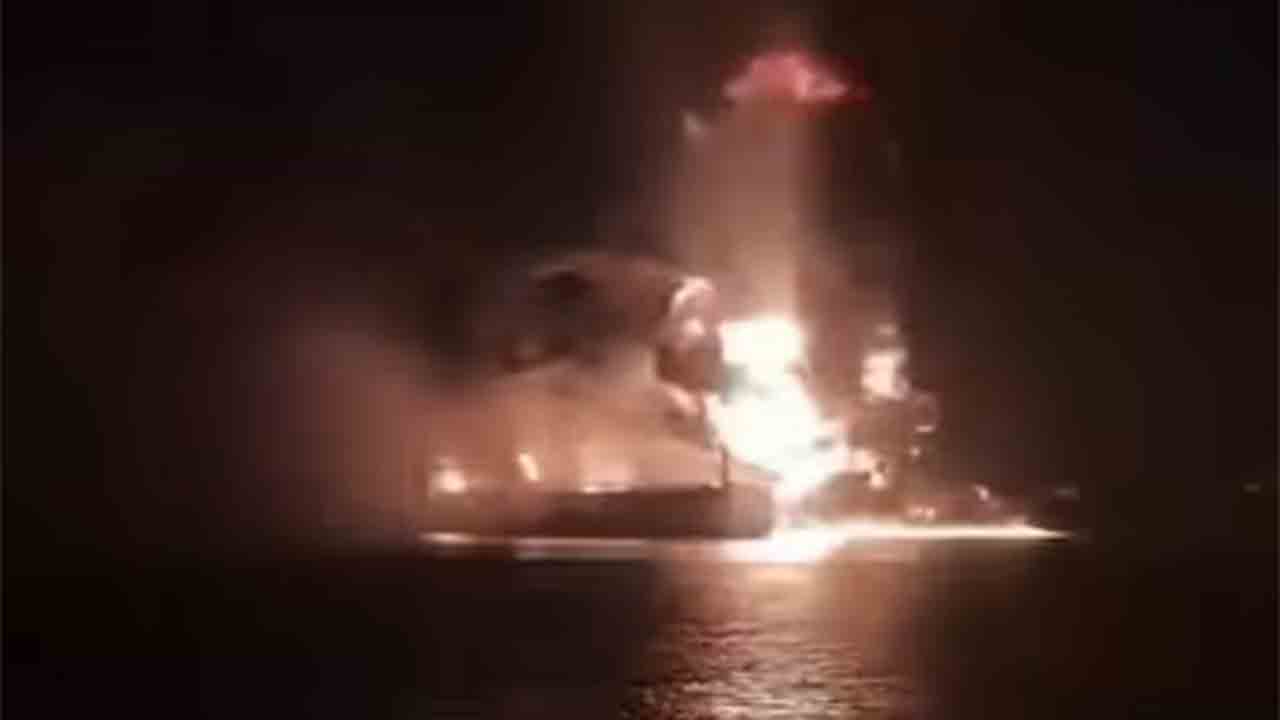 ইরানের হামলার পর ইরাক উপকূলে জ্বলছে তেলের ট্যাঙ্কার।