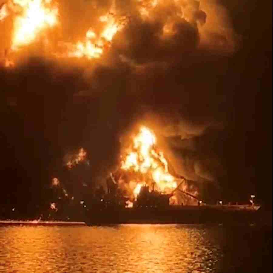 বুধবার রাতে ইরাকের জলসীমায় তেলবাহী জাহাজে হামলা চালায় ইরান।