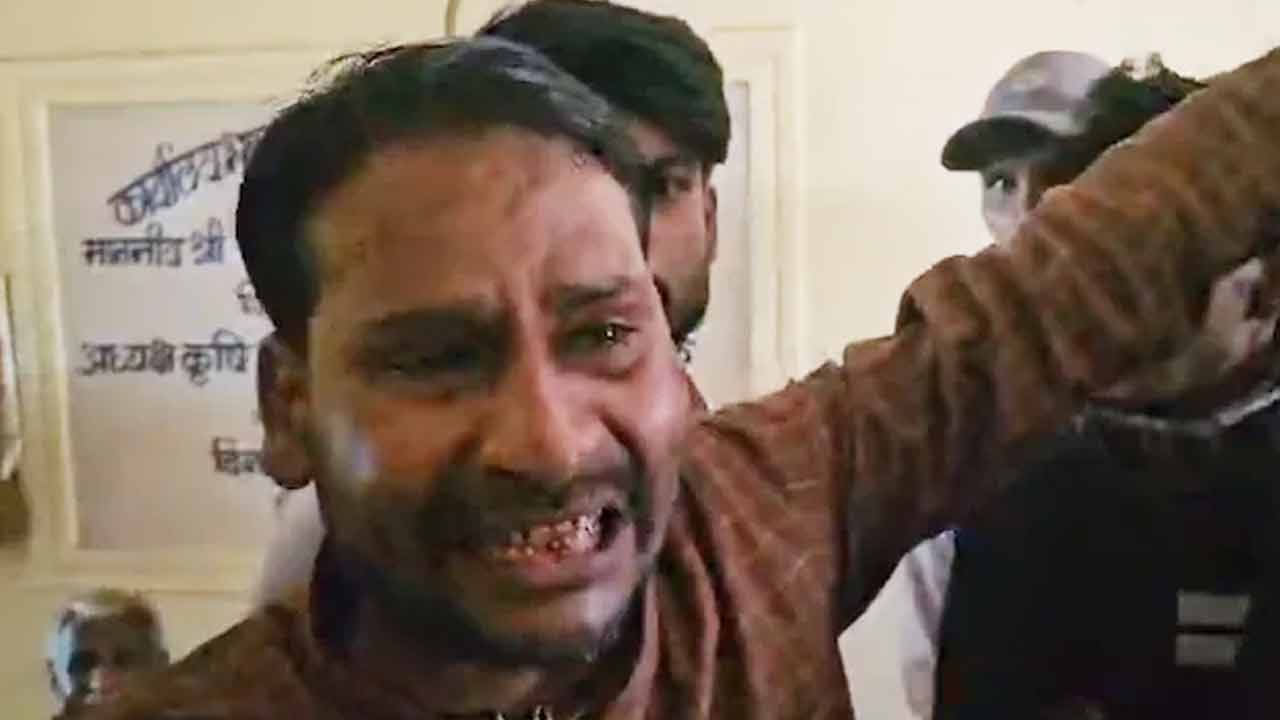 কান্নায় ভেঙে পড়েছেন কৃষক গিরিরাজ যাদব। ছবি: সংগৃহীত।