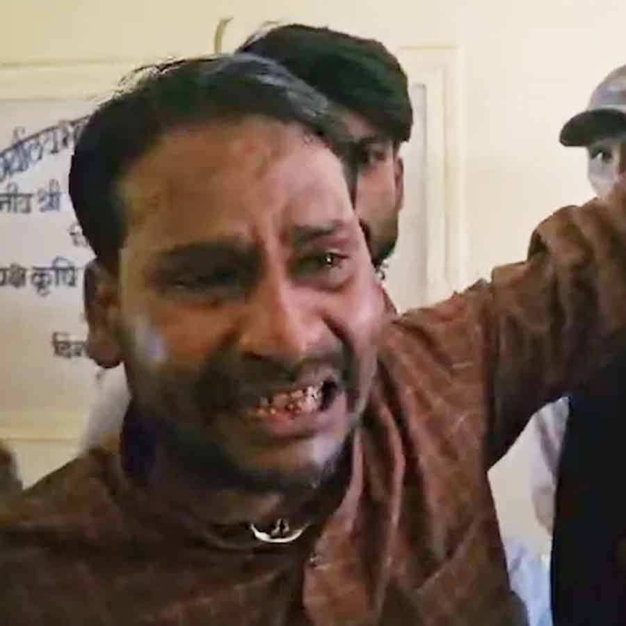 কান্নায় ভেঙে পড়েছেন কৃষক গিরিরাজ যাদব। ছবি: সংগৃহীত।