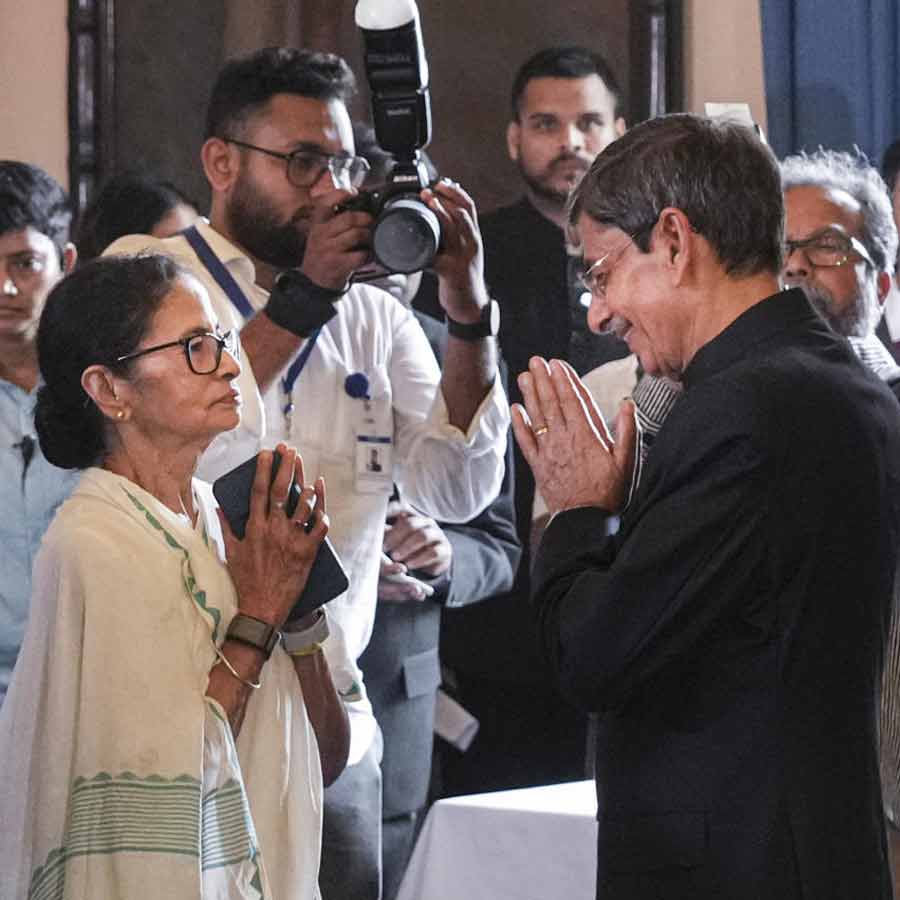 (বাঁ দিকে) মুখ্যমন্ত্রী মমতা বন্দ্যোপাধ্যায়ের সঙ্গে শুভেচ্ছা বিনিময় রাজ্যের নতুন রাজ্যপাল রবীন্দ্র নারায়ণ রবির (ডান দিকে)। বৃহস্পতিবার কলকাতার লোকভবনে।