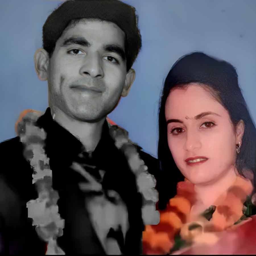 (বাঁ দিকে) উইং কমান্ডার বিপুল যাদব। (ডান দিকে) বিপুলের স্ত্রী। ছবি: সংগৃহীত।