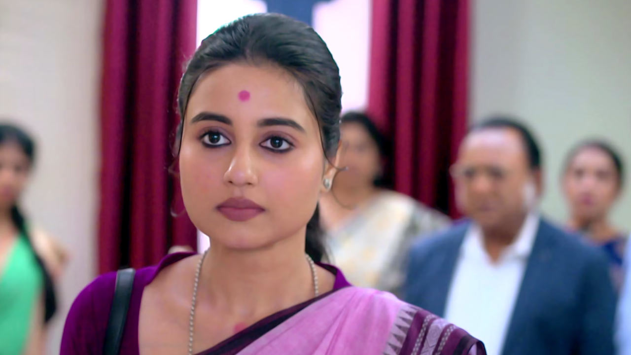 প্রথম পাঁচ থেকে ছিটকে গেল ‘প্রফেসর বিদ্যা ব্যানার্জি’।