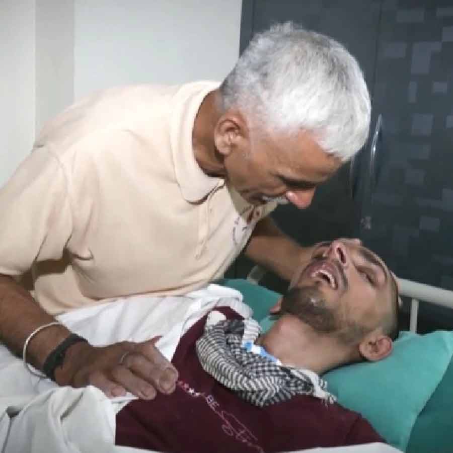 শয্যাশায়ী হরীশের দেখাশোনায় ব্যস্ত তাঁর বাবা অশোক। ছবি: সংগৃহীত।