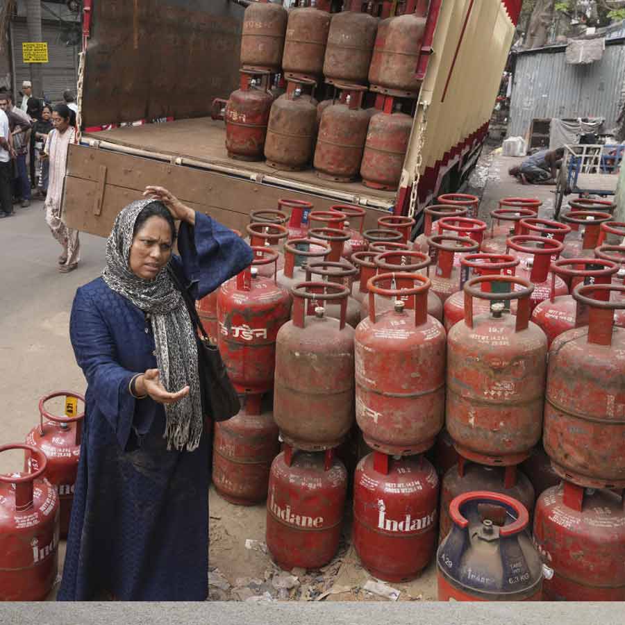 বৃহস্পতিবার কলকাতায় একটি এলপিজি সংস্থার দোকানের সামনে সিলিন্ডারে গ্যাস ভরানোর জন্য অপেক্ষায় এক গ্রাহক।