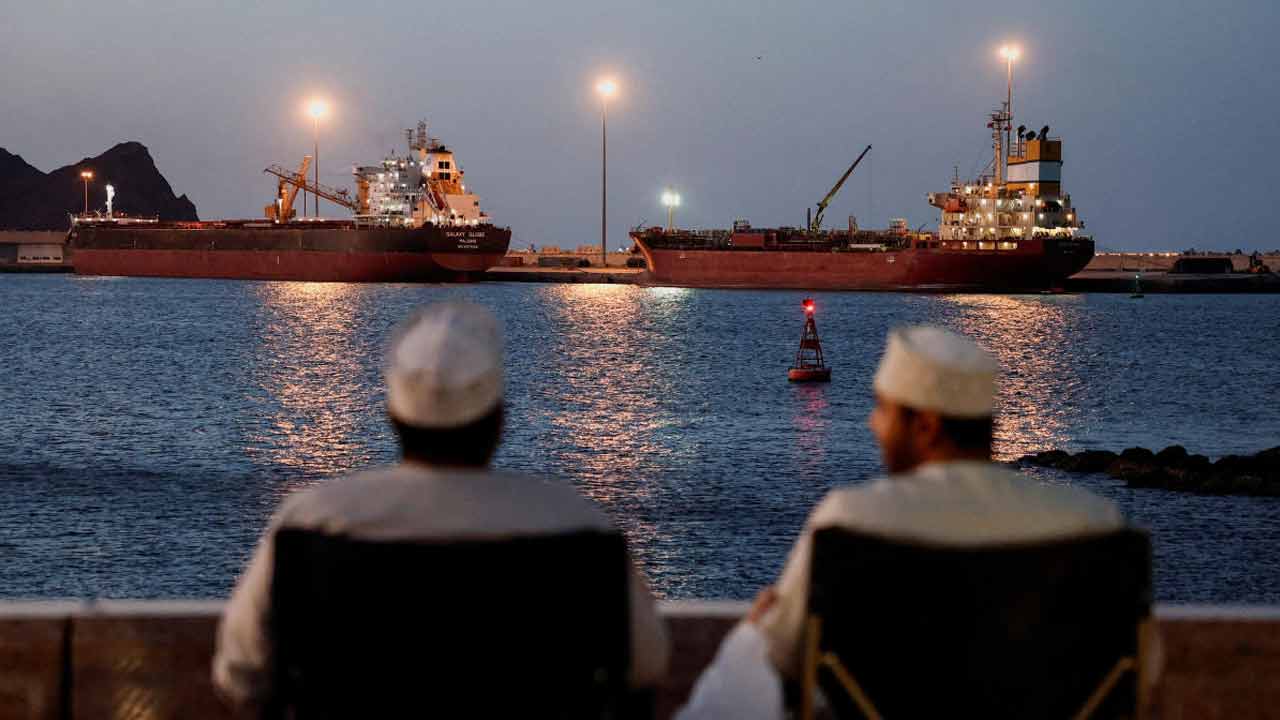 হরমুজ় প্রণালী দিয়ে যাতায়াত করে পণ্যবাহী জাহাজ।