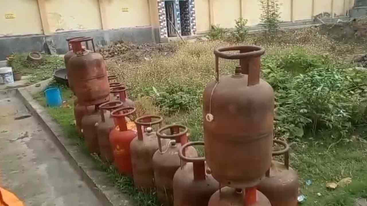 বর্ধমানের সর্বমঙ্গলা মন্দিরে রান্নাঘরের সামনে খালি গ্যাসের সিলিন্ডার। 