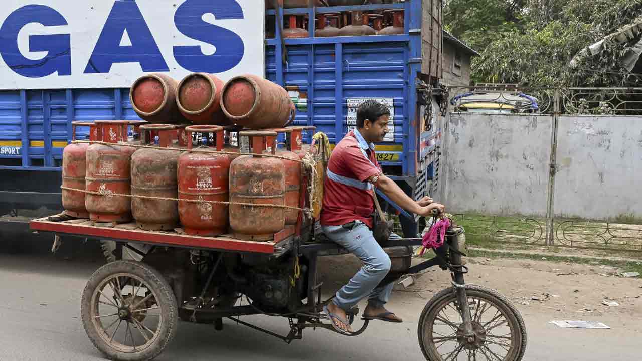 নদিয়াতেও বাণিজ্যিক গ্যাসের অভাবে বন্ধ রাখা হয়েছে বেশ কিছু হোটেল। 