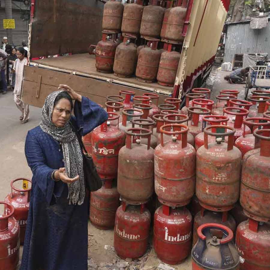 বৃহস্পতিবার কলকাতায় একটি এলপিজি সংস্থার দোকানের সামনে সিলিন্ডারে গ্যাস ভরানোর জন্য অপেক্ষায় এক গ্রাহক।