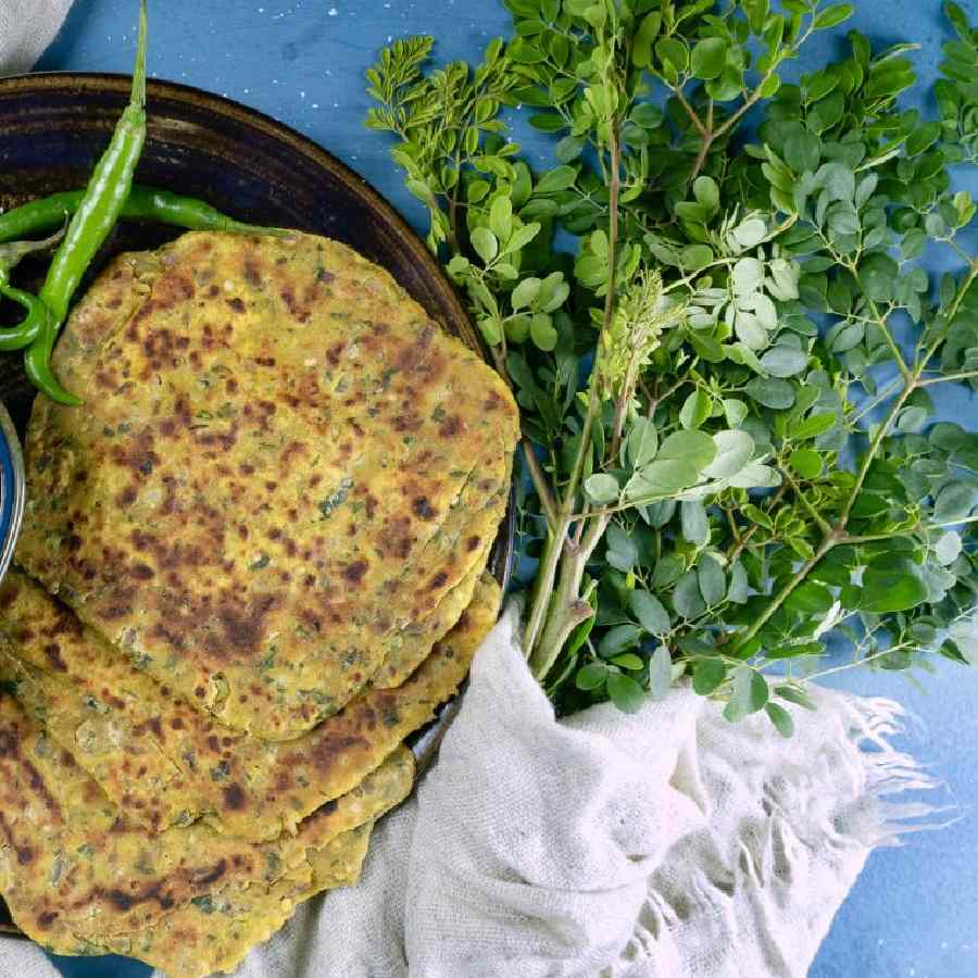 সজনেপাতা দিয়ে বানিয়ে নিন পরোটা।