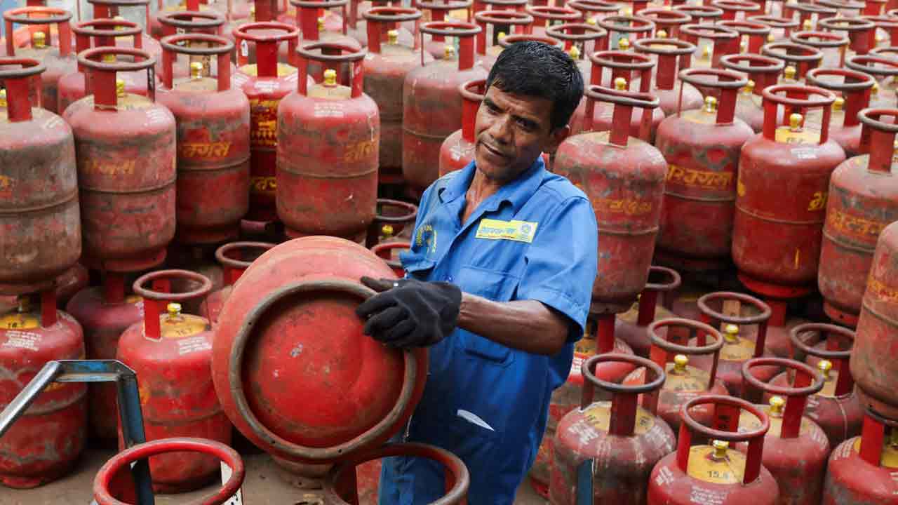 সরবরাহের জন্য এলপিজি সিলিন্ডার গাড়িতে তুলছেন কর্মী।