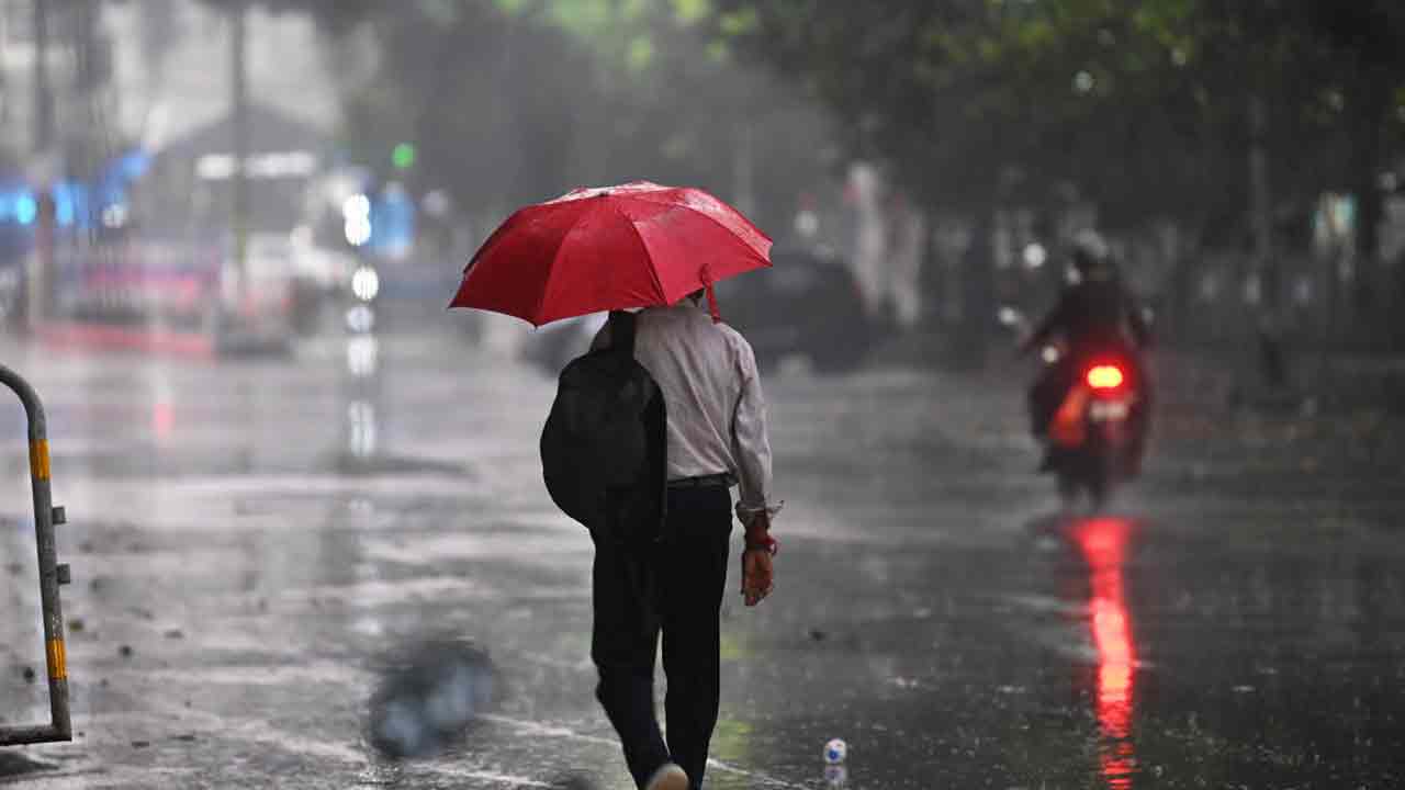 কলকাতা ও শহরতলিতে বিক্ষিপ্ত বৃষ্টি।