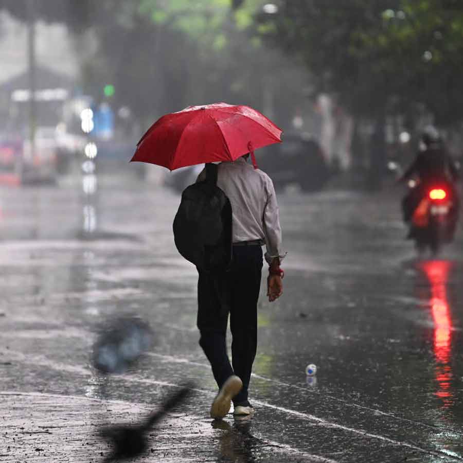 Rain lashes down over several parts of Kolkata and surroundings dgtl