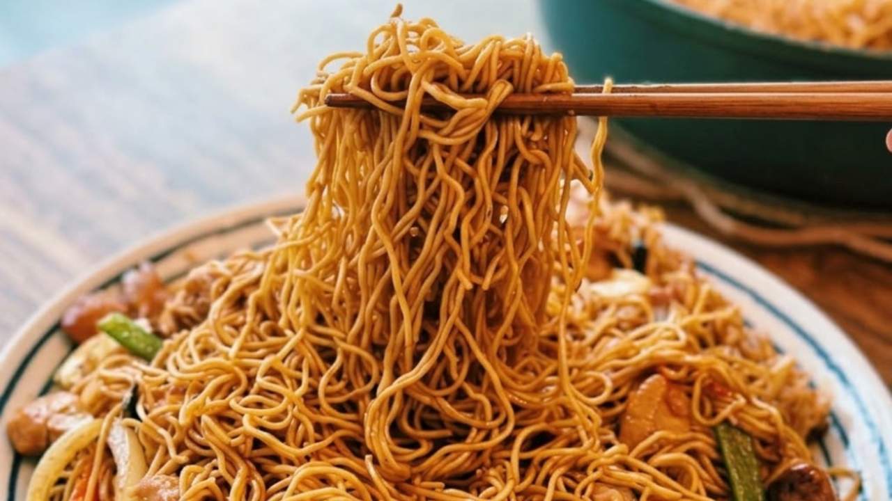 ফুটপাতের চাউমিন বাড়িতেই!