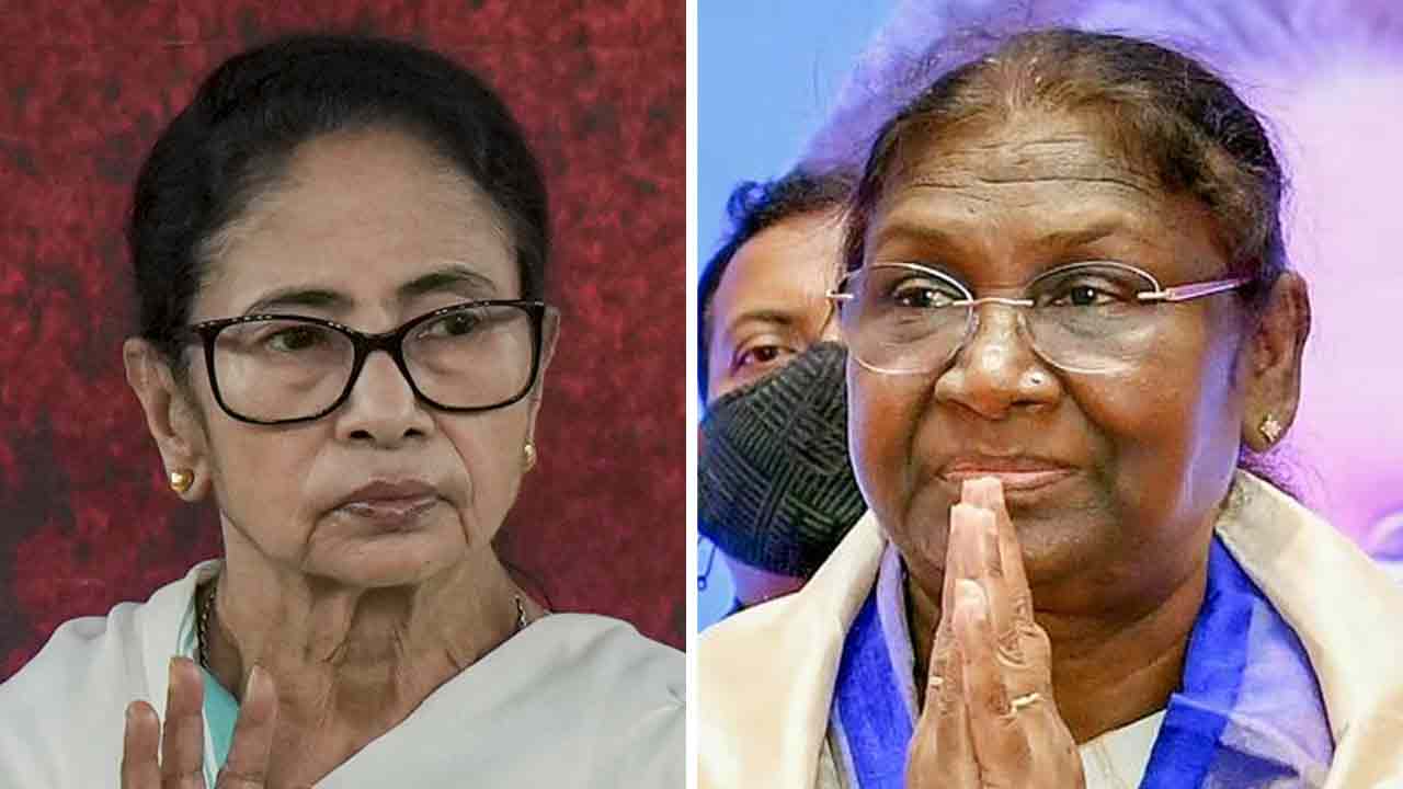 (বাঁ দিকে) পশ্চিমবঙ্গের মুখ্যমন্ত্রী মমতা বন্দ্যোপাধ্যায়। ভারতের রাষ্ট্রপতি দ্রৌপদী মুর্মু (ডান দিকে)।