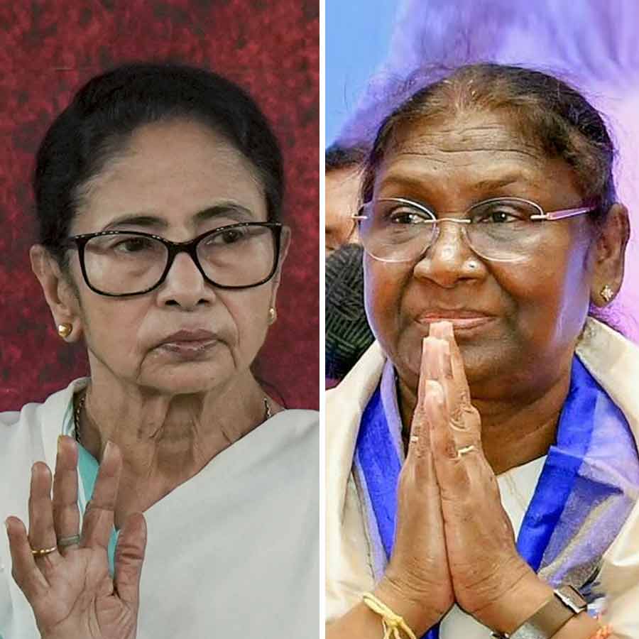 (বাঁ দিকে) পশ্চিমবঙ্গের মুখ্যমন্ত্রী মমতা বন্দ্যোপাধ্যায়। ভারতের রাষ্ট্রপতি দ্রৌপদী মুর্মু (ডান দিকে)।