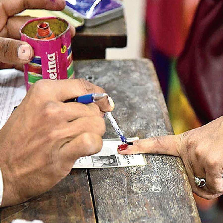 পশ্চিমবঙ্গের বিধানসভা নির্বাচনে নজরদারি বৃদ্ধির ভাবনা নির্বাচন কমিশনের।