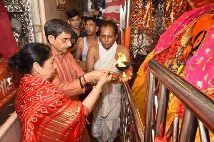 রাজ‍্যপালের দায়িত্ব নিয়েই বৃহস্পতিবার সন্ধ্যায় কালীঘাট মন্দিরে সস্ত্রীক পুজো দিলেন আরএন রবি।