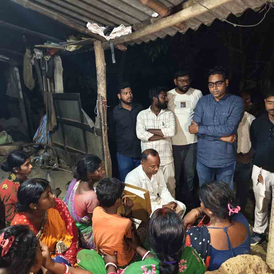 মৃতের পরিবারের হাতে টাকা তুলে দিচ্ছেন তৃণমূল নেতৃত্ব।