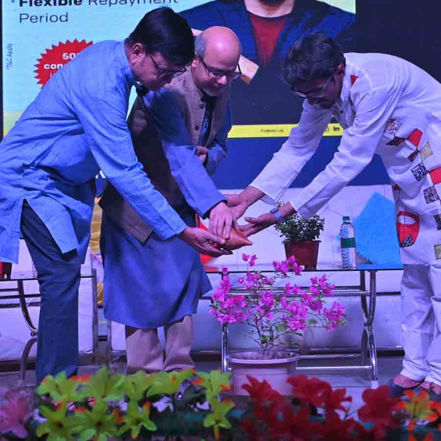 উদ্বোধনের মুহূর্ত।