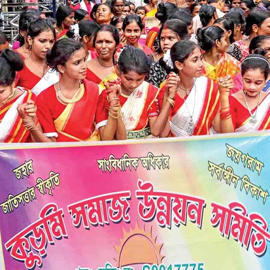 দাবিদার: বালুরঘাট জেলা প্রশাসনিক ভবনের সামনে কুর্মি সমাজের বিক্ষোভ, কলকাতা, ২৬ অগস্ট ২০২৫।