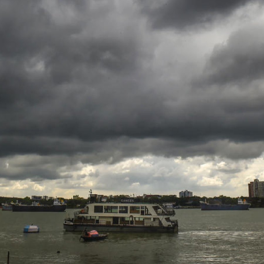 গত কয়েক দিন ধরে কলকাতার আকাশ মেঘলা।