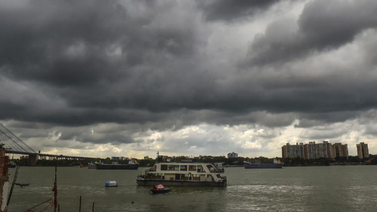 গত কয়েক দিন ধরে কলকাতার আকাশ মেঘলা।