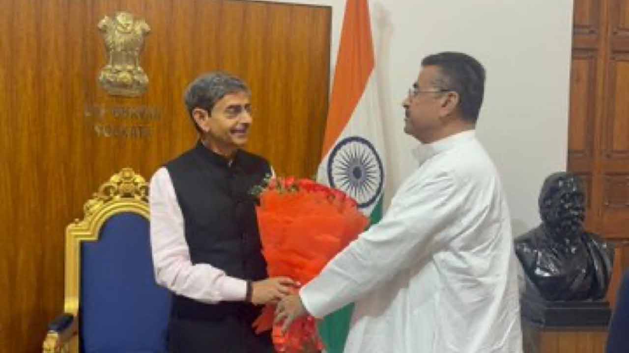 শুক্রবার রাজ্যপাল রবীন্দ্র নারায়ণ রবি-র সঙ্গে বিরোধী দলনেতা শুভেন্দু অধিকারী।