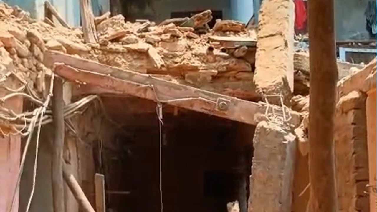 Part of a building collapsed in Jorasanko in Kolkata dgtl