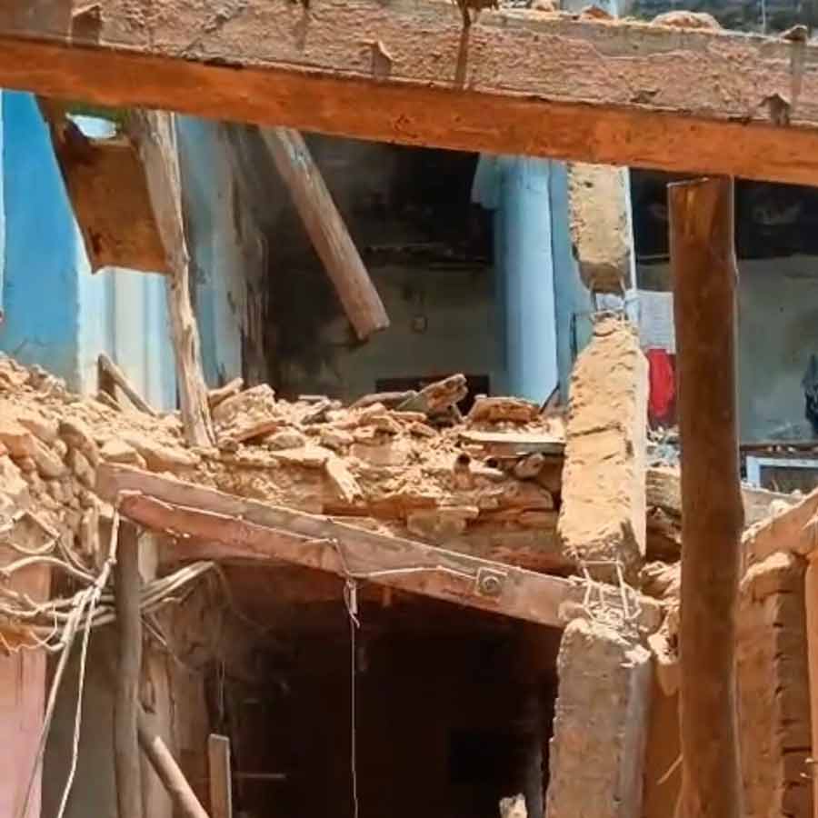 Part of a building collapsed in Jorasanko in Kolkata dgtl
