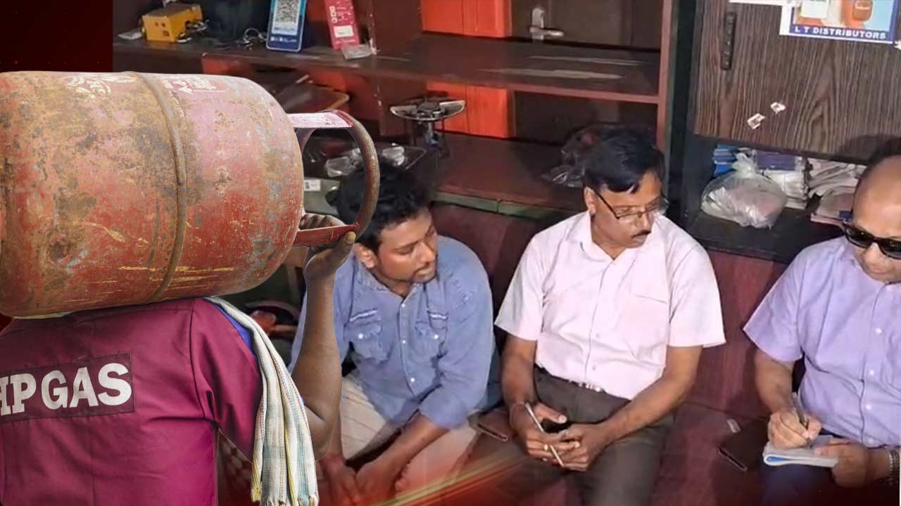 যোধপুর পার্কের গ্যাস সরবরাহকারী সংস্থার দফতরে এনফোর্সমেন্ট ব্রাঞ্চের সদস্যেরা। শুক্রবার।