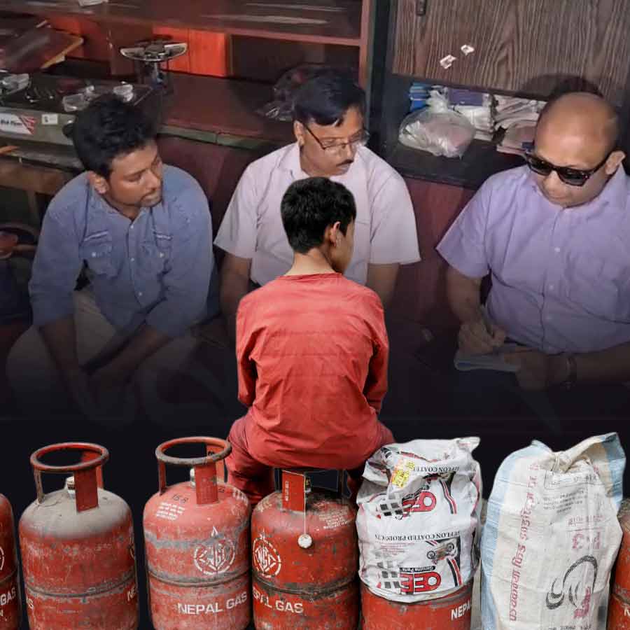 যোধপুর পার্কের গ্যাস সরবরাহকারী সংস্থার দফতরে এনফোর্সমেন্ট ব্রাঞ্চের সদস্যেরা। শুক্রবার।