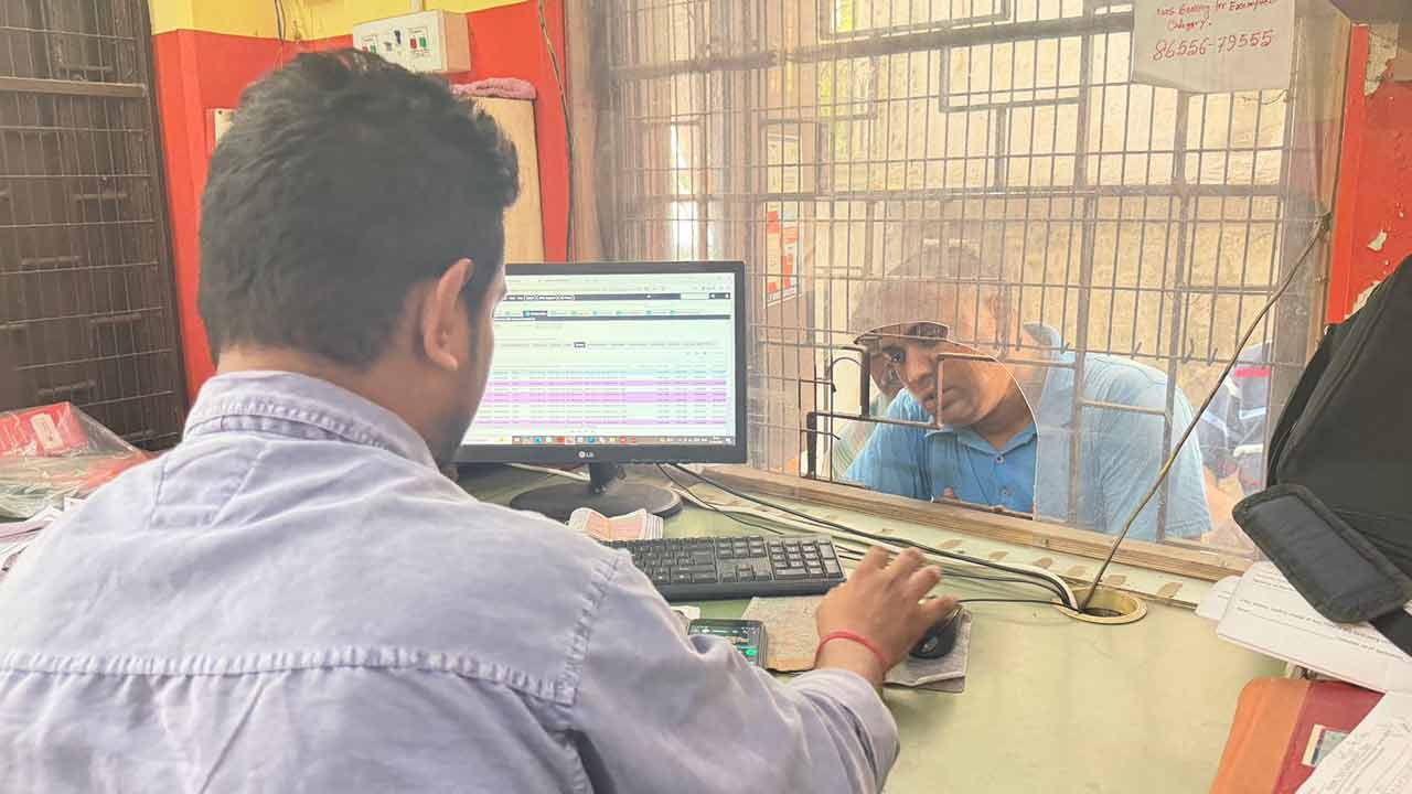 সিলিন্ডার বুকিংয়ের খোঁজ নিতে এসেছেন গ্রাহকেরা।