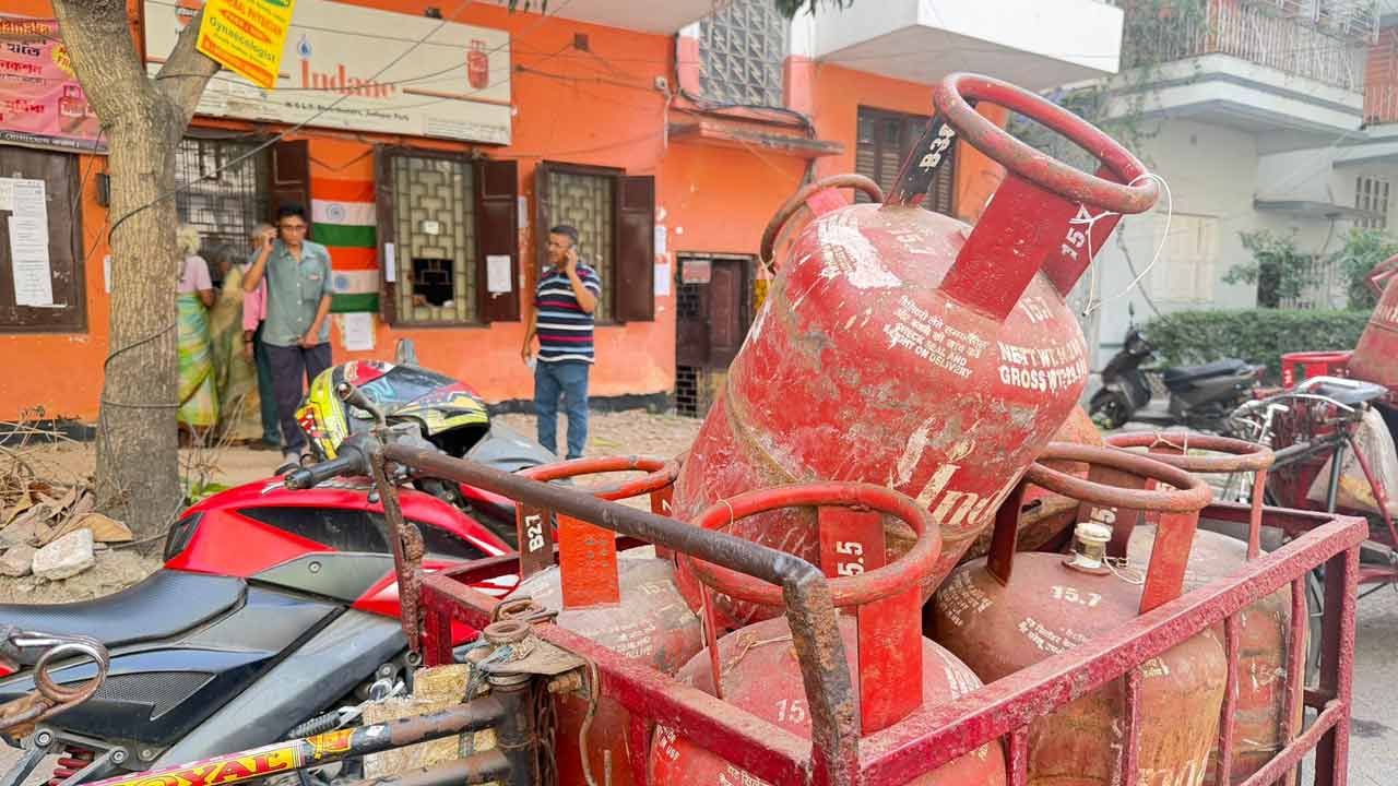 দিনে ৫২৫টি করে সিলিন্ডার আসছে যোধপুর পার্কের এই গ্যাস সরবরাহকারীদের কাছে।