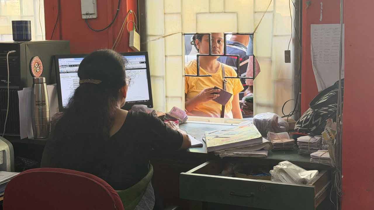 গ্যাস সরবরাহকারী সংস্থার কাউন্টারে উদ্বিগ্ন গ্রাহকের ভিড়।