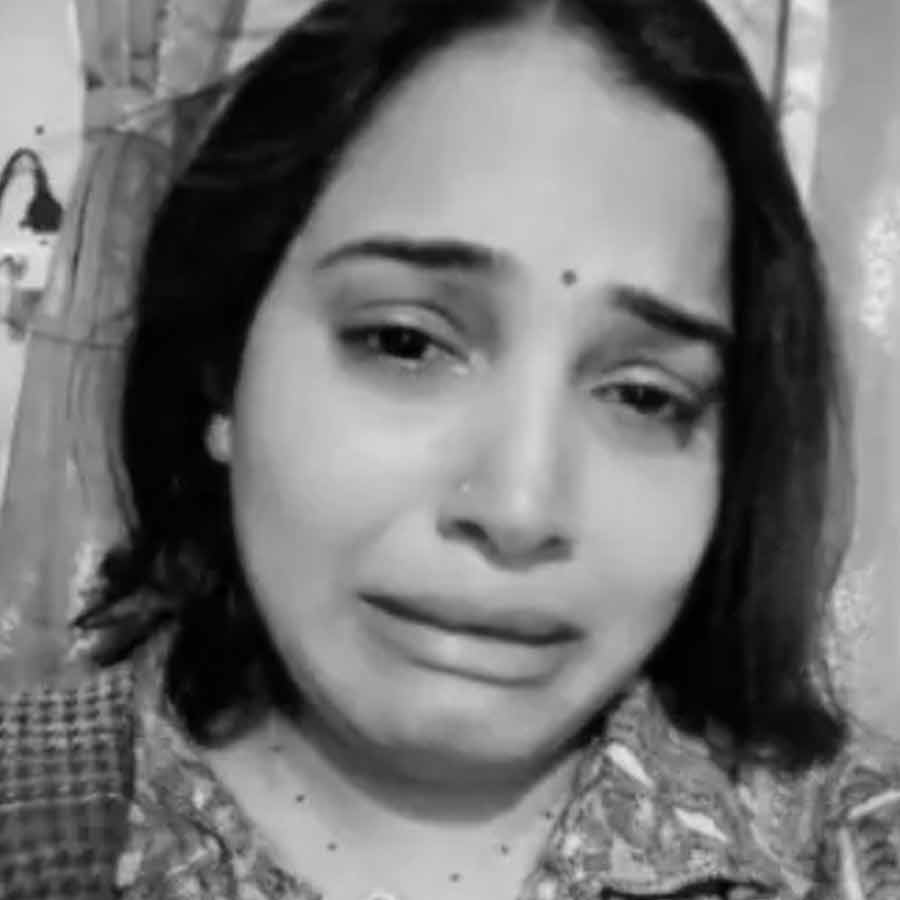 মৃত্যুর আগে ভিডিয়োবার্তায় পুলিশকর্মীর বিরুদ্ধে অভিযোগ তোলেন আগরার মহিলা। ছবি: সংগৃহীত।