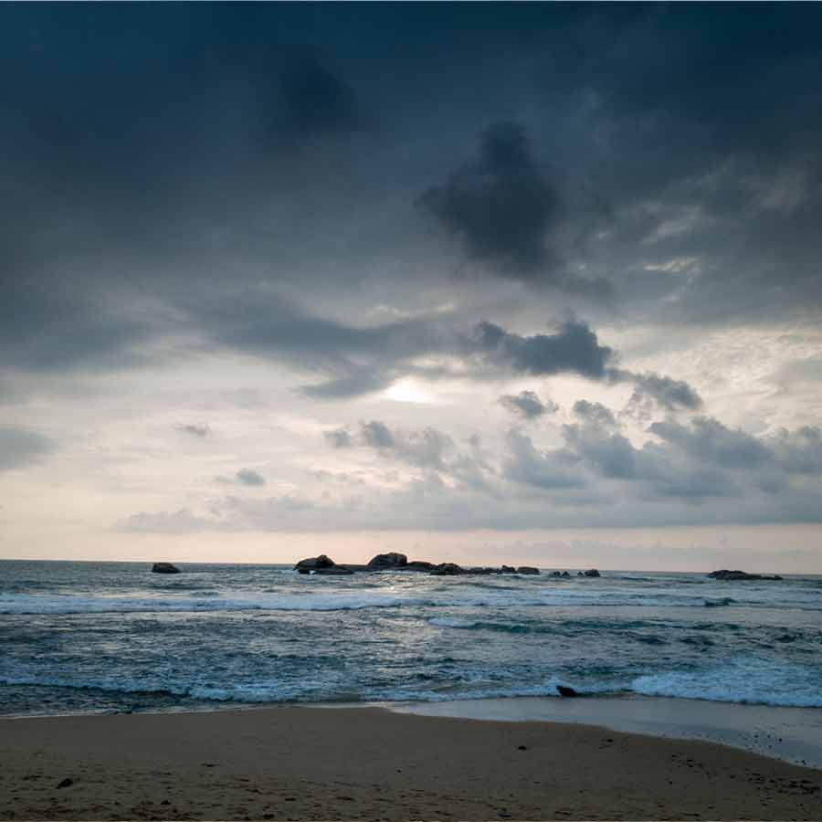 বঙ্গোপসাগর থেকে প্রচুর পরিমাণে জলীয় বাষ্প স্থলভাগে ঢুকছে।