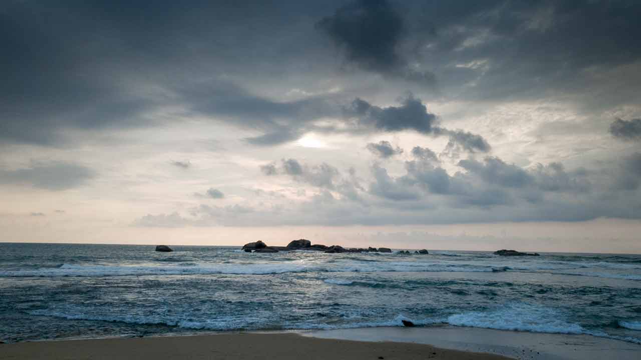 বঙ্গোপসাগর থেকে প্রচুর পরিমাণে জলীয় বাষ্প স্থলভাগে ঢুকছে।