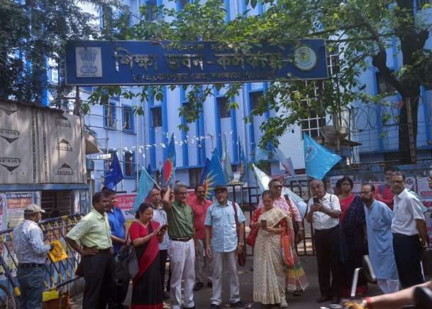কলকাতার শিক্ষা ভবনের সামনে বিক্ষোভে শিক্ষকরা 