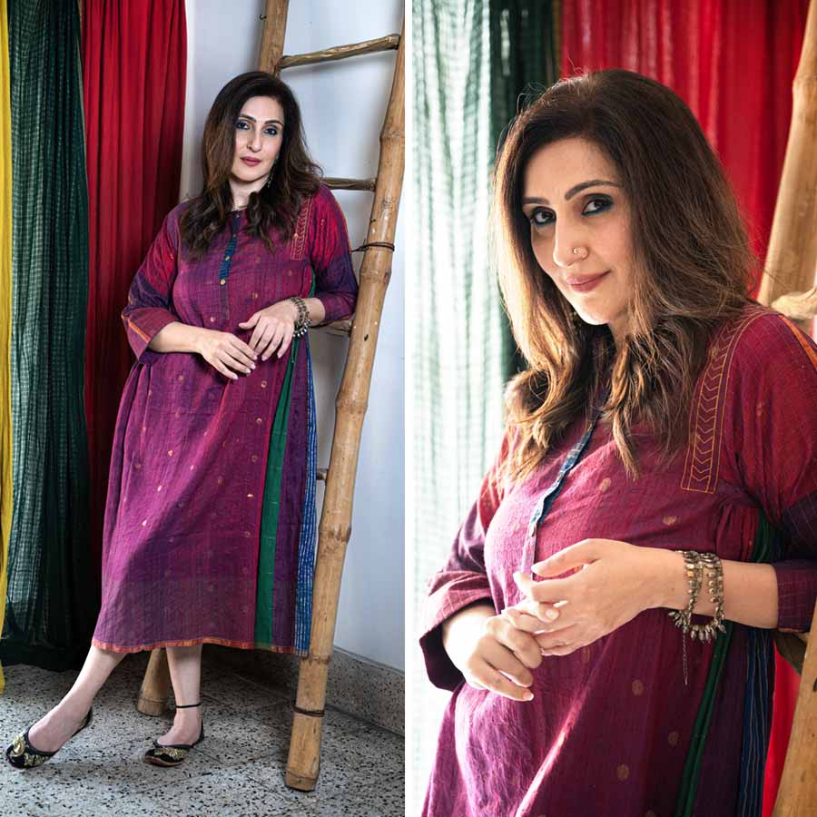 পোশাক একই সঙ্গে আমাদের ব্যক্তিসত্তাকে আবৃত করে, আবার উন্মোচিতও করে।