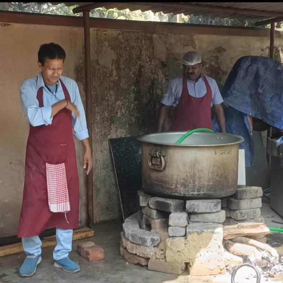 আইআইটি ক্যাম্পাসে ফিরেছে কাঠের উনুন।