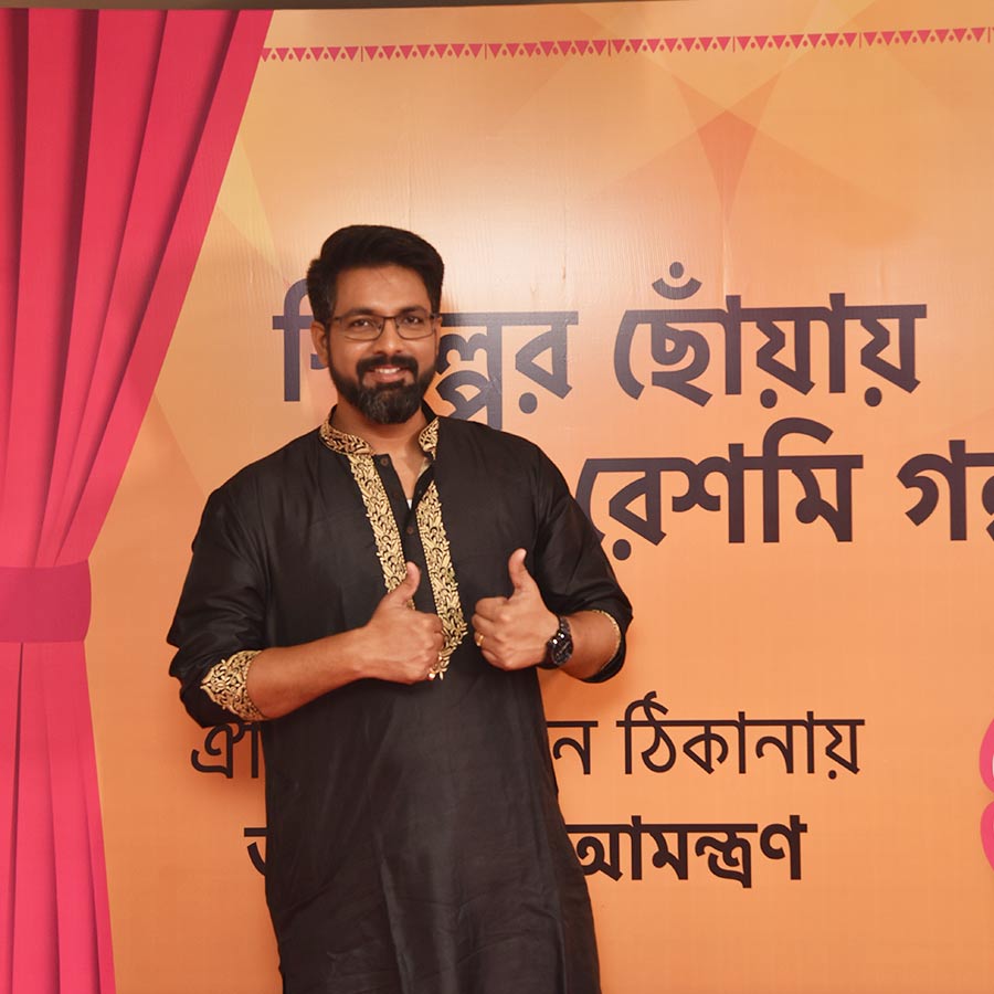 ছিলেন কনটেন্ট ক্রিয়েটর এবং সঞ্চালক সুজয়নীল বন্দ্যোপাধ্যায়। পুরুষদের পোশাকের দারুণ ডিজ়াইন মন ছুঁয়েছে তাঁরও। 