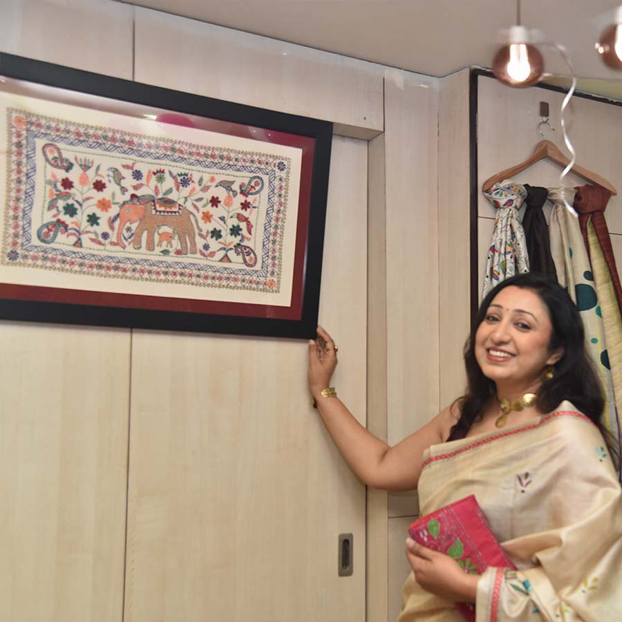 ফ্রেমে বাঁধানো ছবি হোক কিংবা প্রিয় রঙে সুন্দর হাতের কাজের শাড়ি, মুগ্ধ করেছে সৌমি বাগচীকে। 