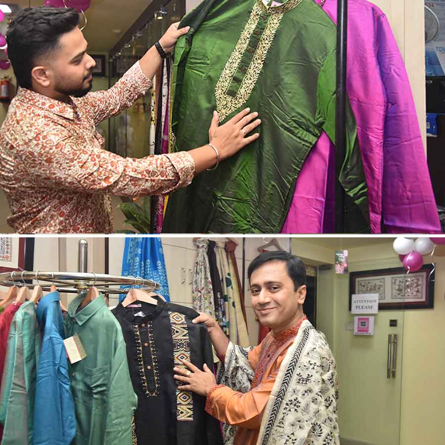 কোনটা ছেড়ে কোনটা নেব! আধুনিক ডিজ়াইনের পাঞ্জাবিতে অসাধারণ কারুকার্য এভাবেই দ্বিধা তৈরি করেছিল সঞ্জীব দে এবং কৌশিক চক্রবর্তীর মনে। 