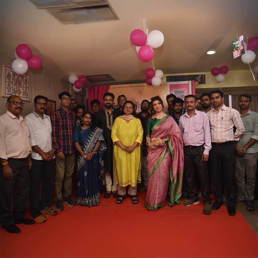 সবমিলিয়ে ‘রেশম শিল্পী’-র আনন্দপুরের স্টোর উদ্বোধন যেন ছিল এক রেশমি ছোয়াঁয় গল্প বলার দিন।   এটি একটি স্পনসর্ড প্রতিবেদন। এই প্রতিবেদনটি ‘রেশম শিল্পী’—এর সঙ্গে এবিপি ডিজিটাল ব্র্যান্ড স্টুডিয়ো দ্বারা যৌথ উদ্যোগে প্রকাশিত।