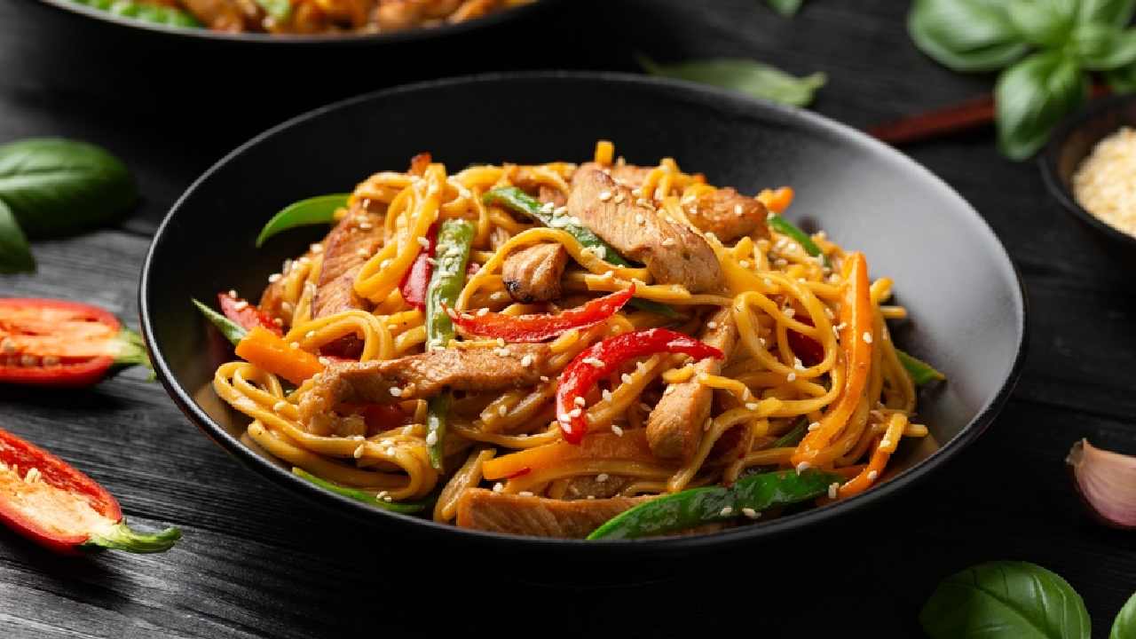 লাউয়ের নুডল্‌স চেখে দেখবেন নাকি?