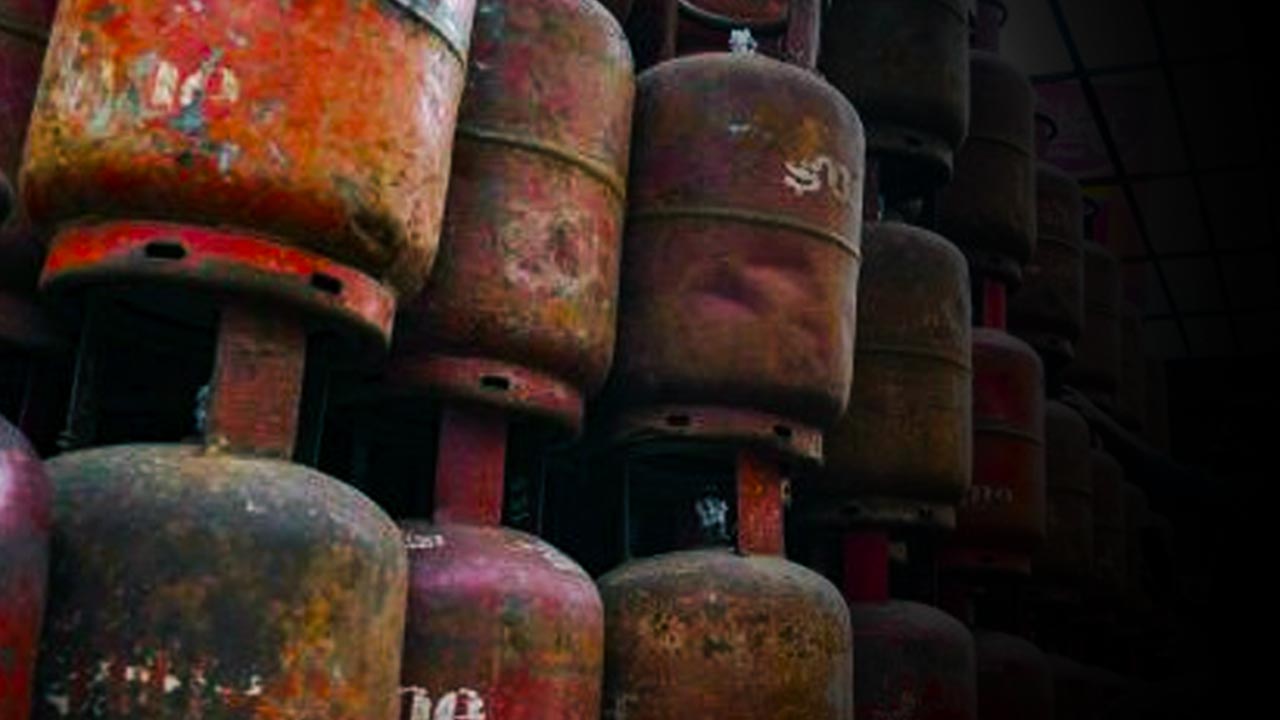 গ্যাসের জোগানে বিঘ্ন ঘটেছে।