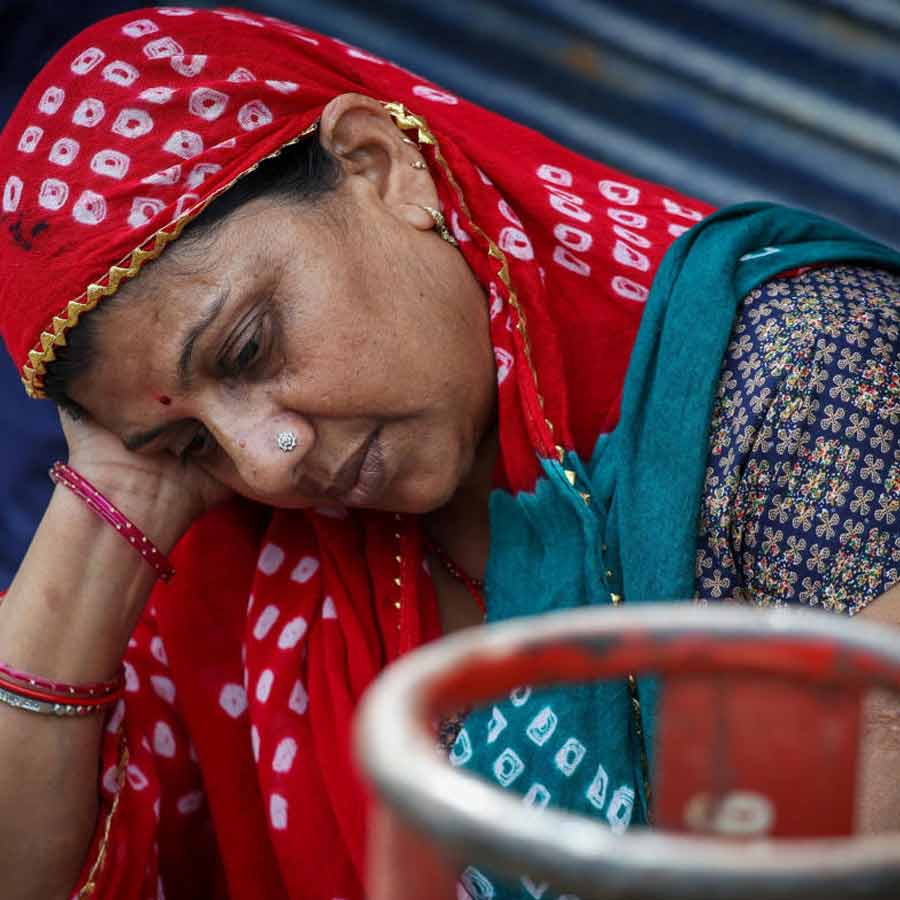 Enforcement branch went to gas offices in Kolkata and several districts, LPG shortage situation in West Bengal dgtl