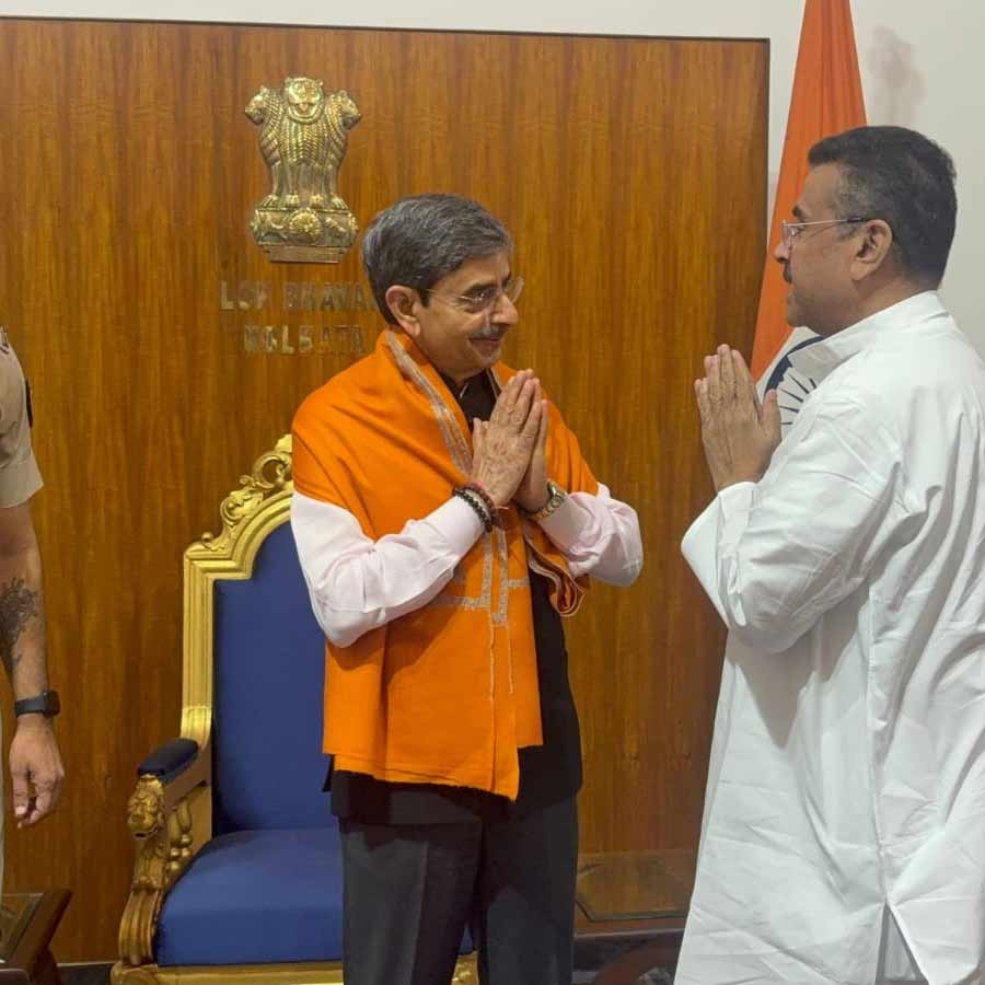 নবনিযুক্ত রাজ্যপাল আর এন রবির কাছে বিরোধী দলনেতা শুভেন্দু অধিকারী। রাজভবনে।